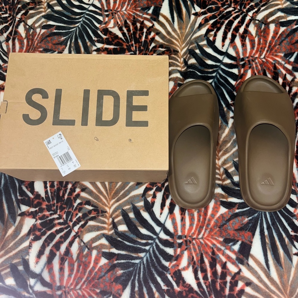 2020
Yeezy Slides 'Earth Brown' Worn one time